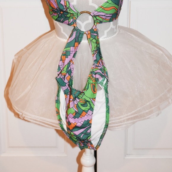 Pretty Little Thing: "Green Abstract Flower Print Cut Out Ring Swimsuit" - Picture 3 of 6